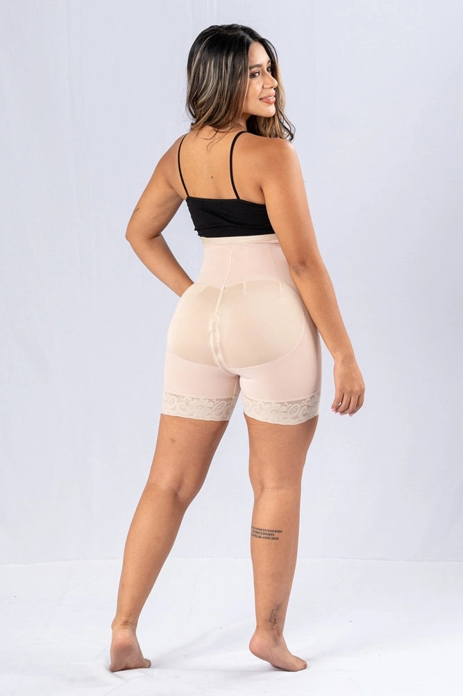 Short con Broche Tiro Alto